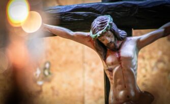 De la tristeza de la muerte a la alegría de la resurrección de Jesús