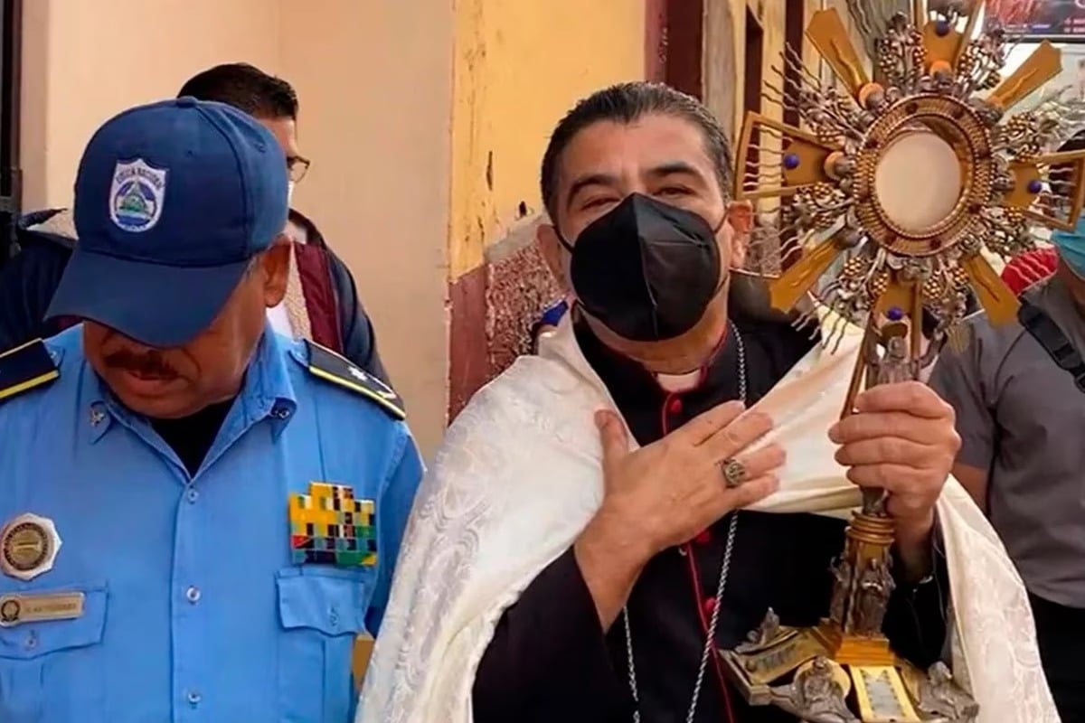 El obispo Rolando Álvarez siendo reprimido por la Policía Nacional de Nicaragua mientras llevaba al Santísimo por las calles / Foto: Especial