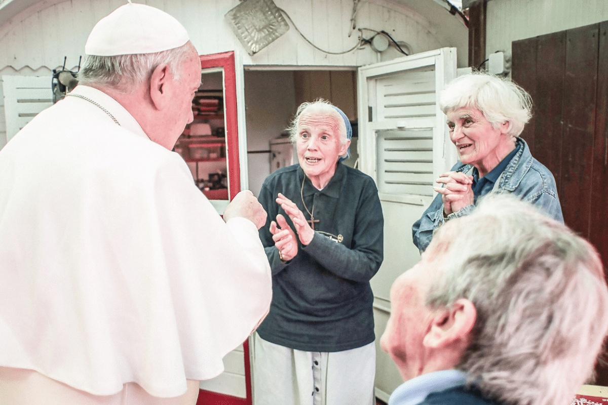 Las dos monjas amigas del Papa Francisco que viven en un parque de diversiones.