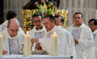 Canción por los sacerdotes que trabajan de la mano de Dios