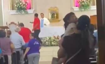 ¿Cómo debe actuar un sacerdote cuando alguien se sube al altar?