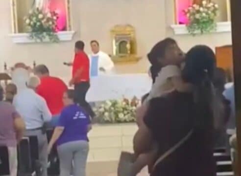 ¿Cómo debe actuar un sacerdote cuando alguien se sube al altar?