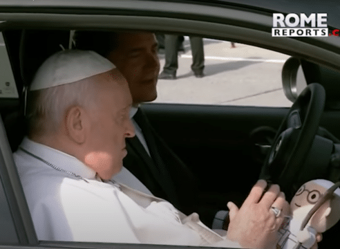 El Papa Francisco en Hungría se 'bendice a sí mismo' en forma de peluche