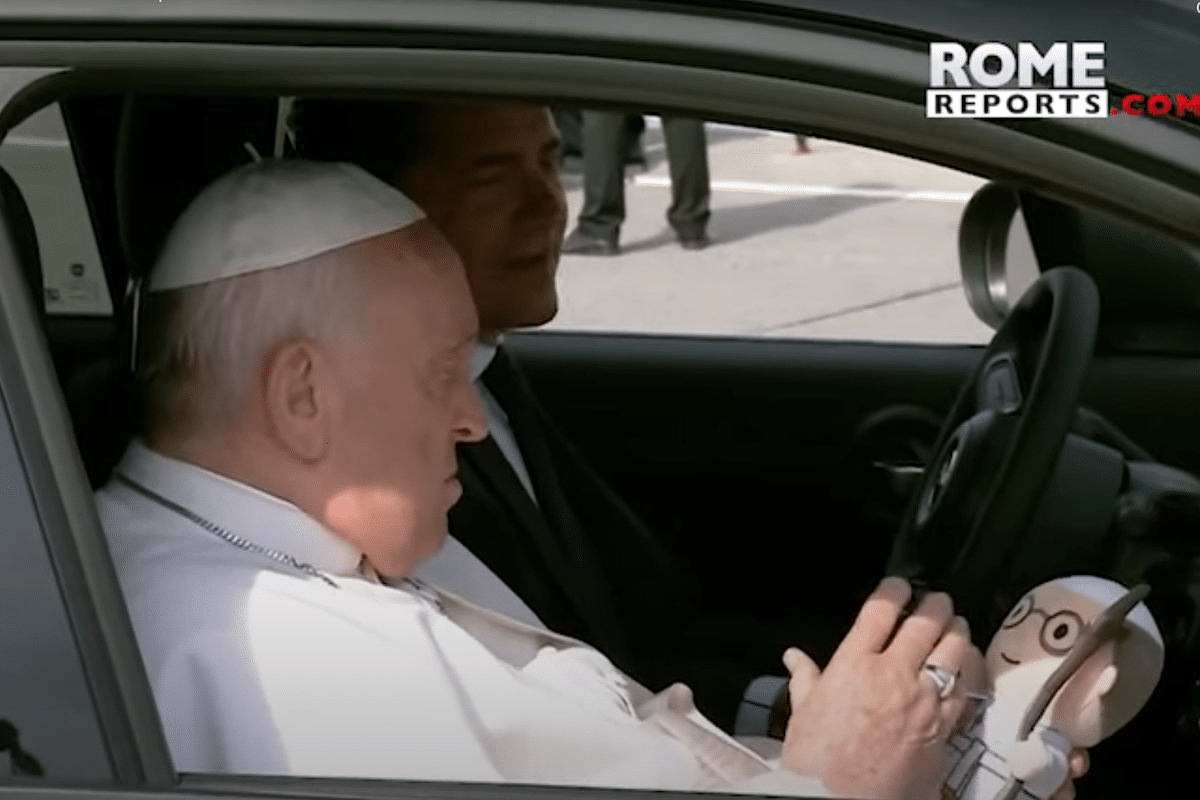 El Papa Francisco en Hungría se 'bendice a sí mismo' en forma de peluche