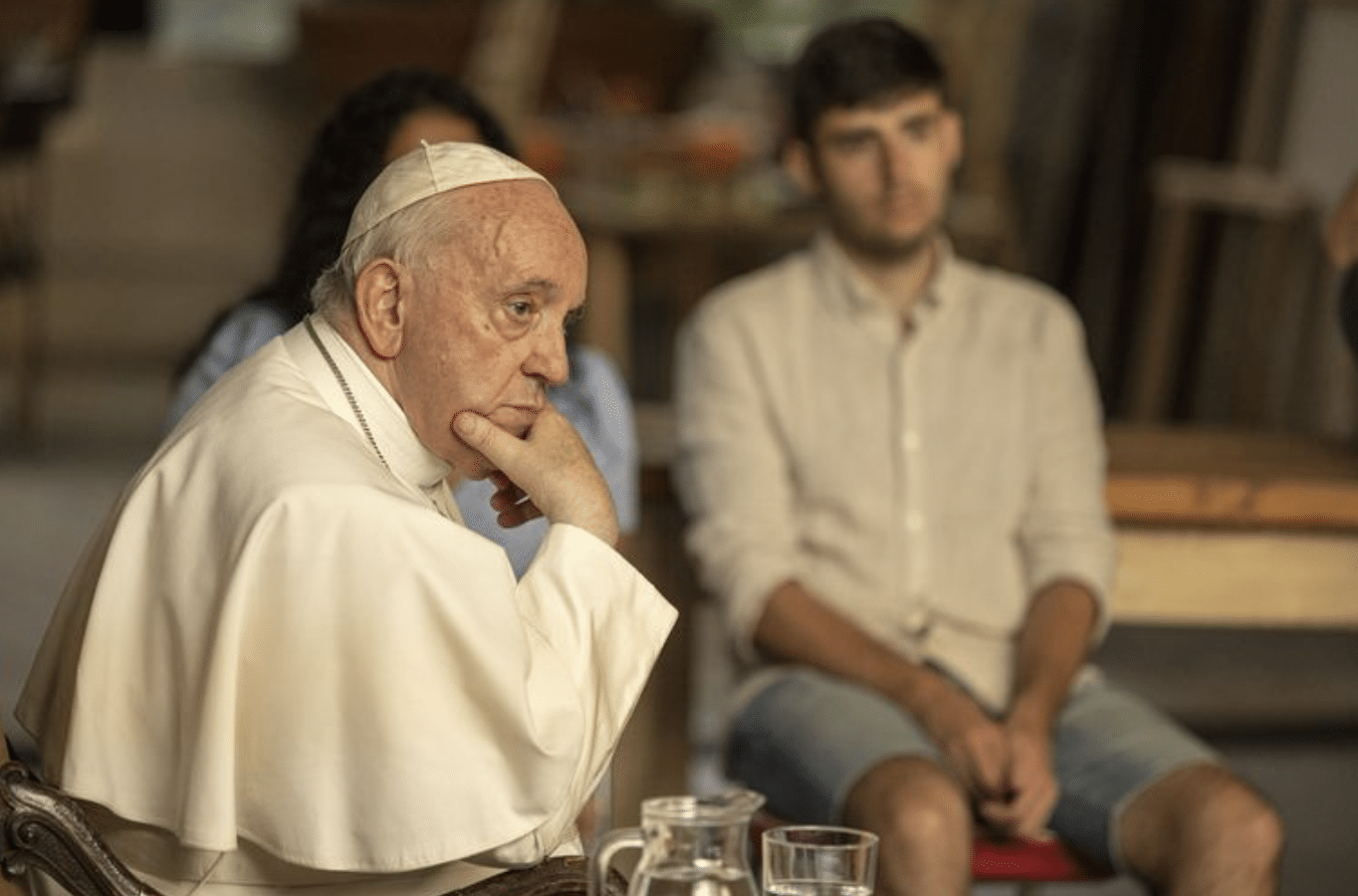 Papa Francisco responde pensativo a preguntas