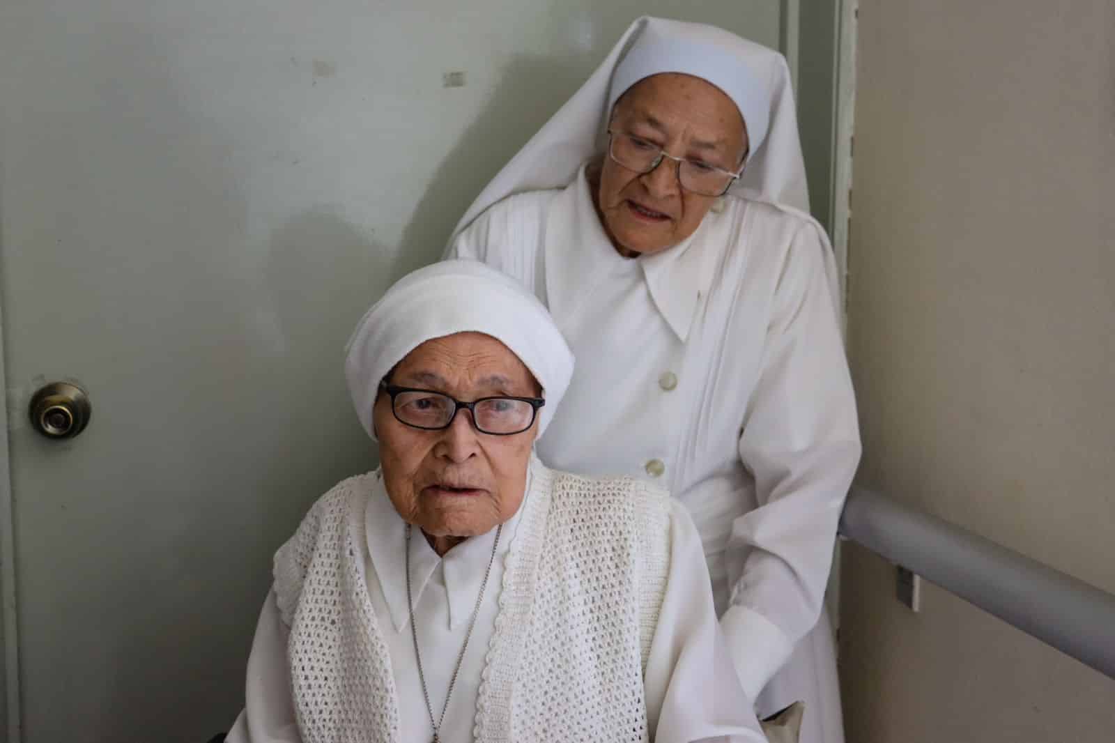 La hermana Susana Pérez tiene 100 años de edad.