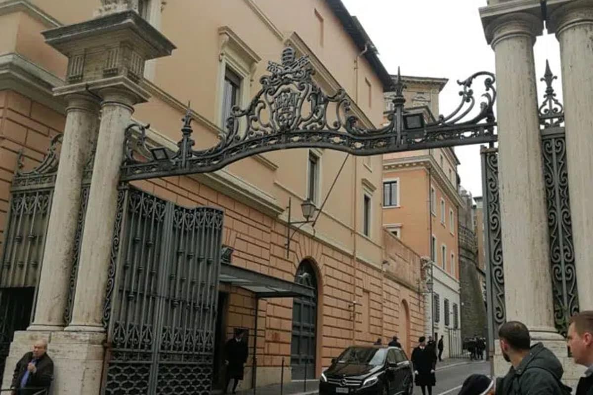 Hombre entra violentamente en su auto al Vaticano y es detenido