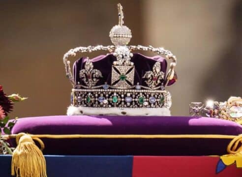 Esta es la corona que usará el rey Carlos III en su coronación y que recuerda a un santo católico