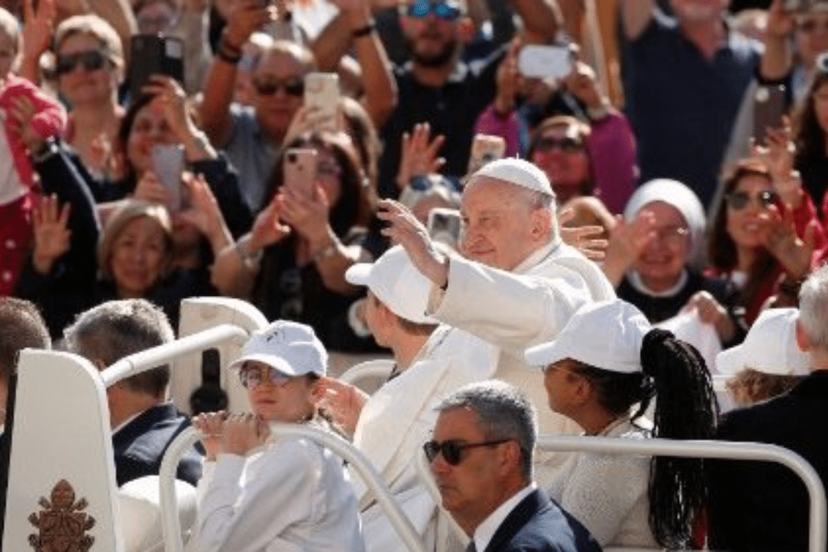 El Papa Francisco pide rezar durante mayo el Rosario por la paz mundial