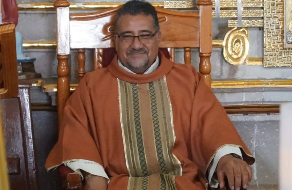 Asesinan a sacerdote de Michoacán mientras viajaba en su auto