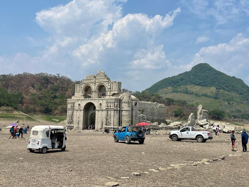 Iglesia Quechula en Chiapas se puede ver debido a ala sequía