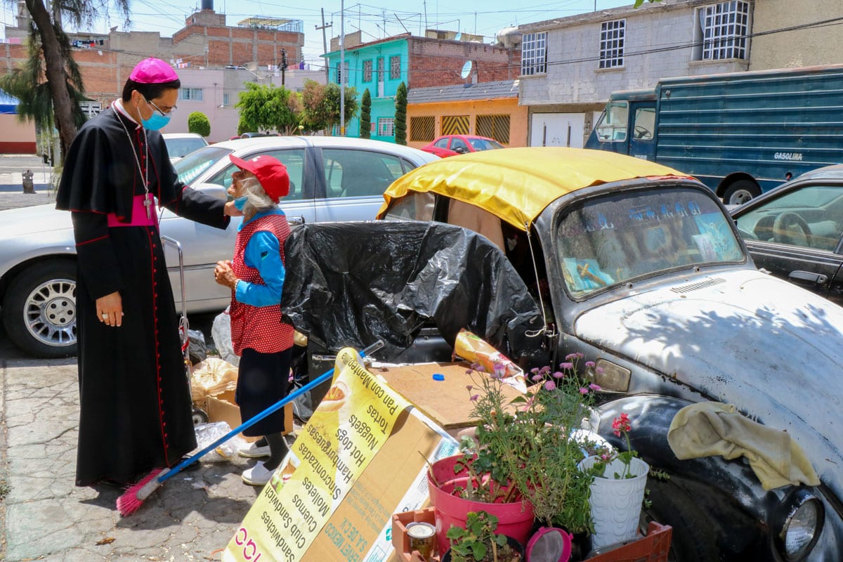 Anciana en situación de calle da un donativo para los pobres; así la recuerda un Obispo