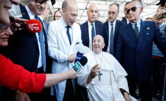 El Papa Francisco es dado de alta del hospital y regresa al Vaticano