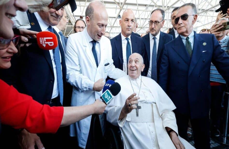 El Papa Francisco es dado de alta del hospital y regresa al Vaticano