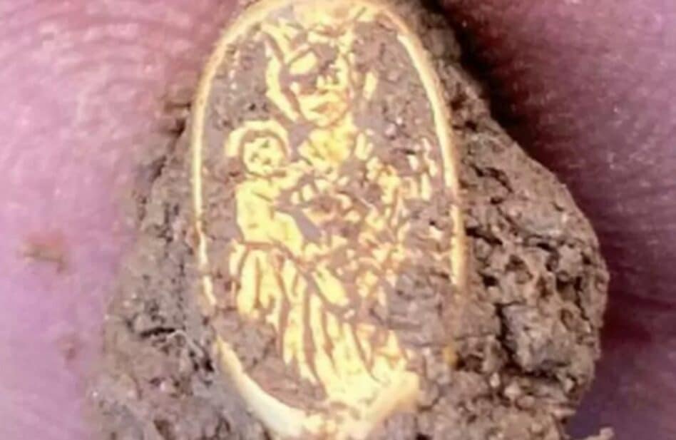 ¡Gran hallazgo! Encuentran anillo del siglo XV con imagen de la Virgen y Jesús