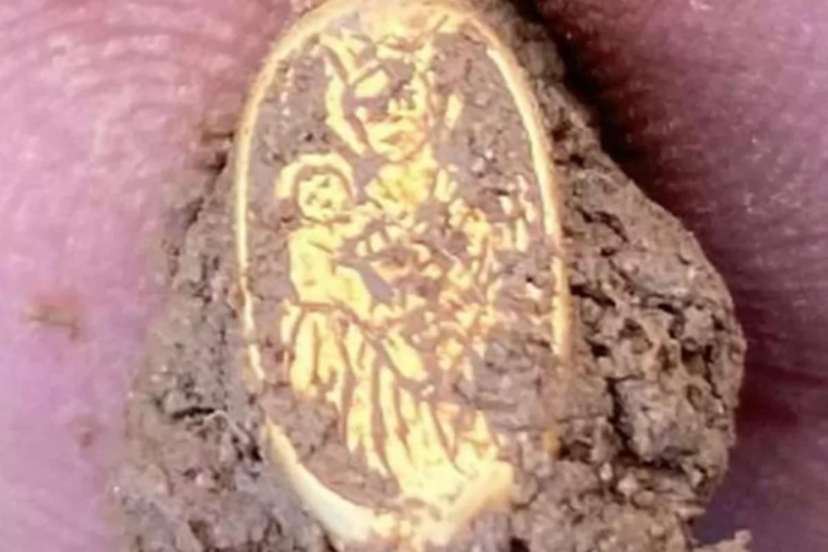 ¡Gran hallazgo! Encuentran anillo del siglo XV con imagen de la Virgen y Jesús