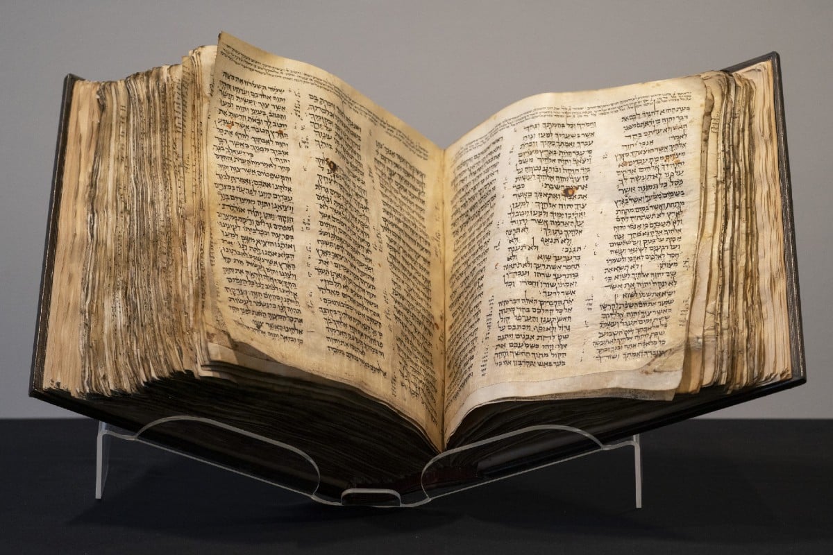 ¿Qué tiene esta Biblia que vale 38 millones de dólares?