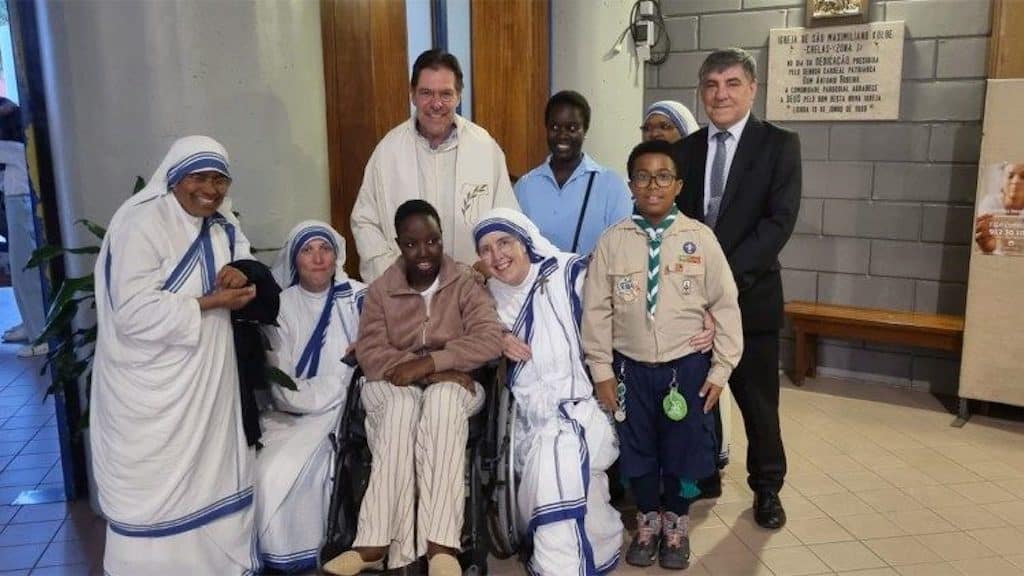 Edna en el hospital, con personal médico y religiosas misioneras de la Caridad de la Madre Teresa de Calcuta / Foto: Especial