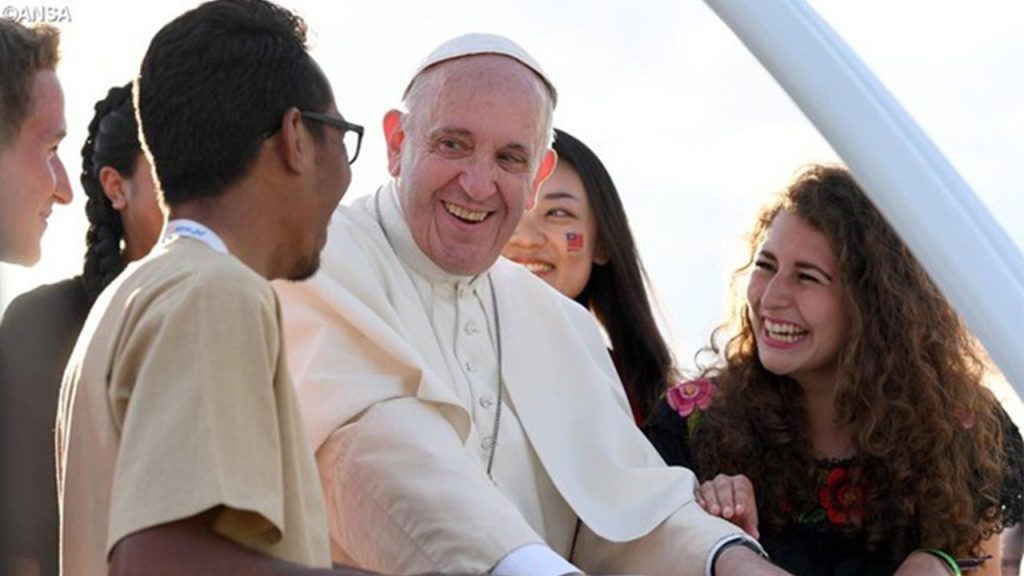 Los 3 lenguajes que el Papa Francisco pide aprender a los jóvenes