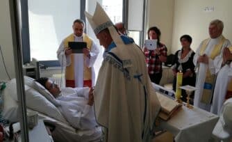 4 enfermos terminales que fueron ordenados sacerdotes en su lecho de muerte