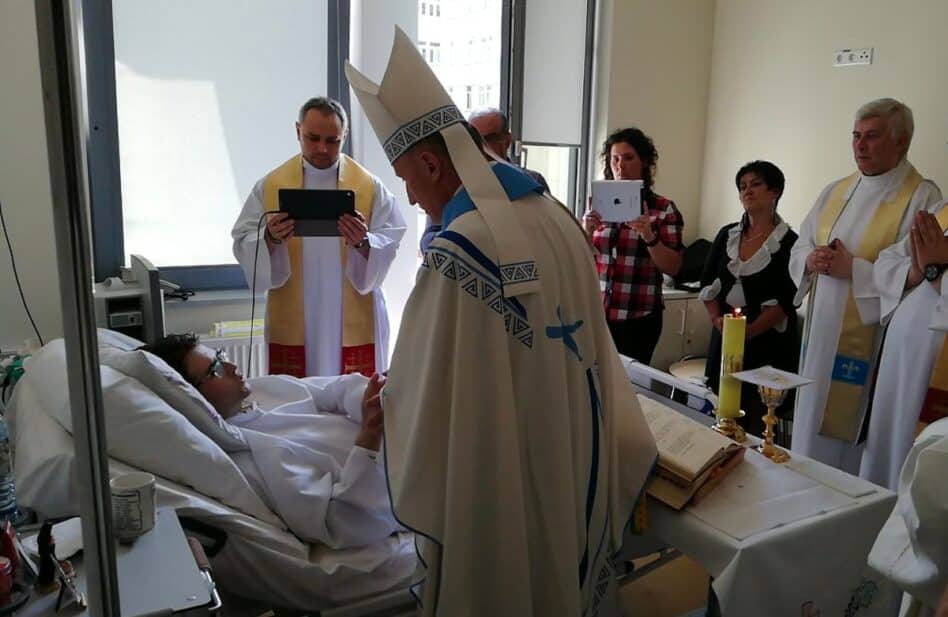 4 enfermos terminales que fueron ordenados sacerdotes en su lecho de muerte
