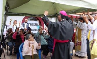 Obispo extiende las manos para recibir un regalo que no era para él