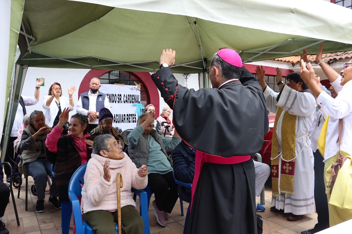 Obispo extiende las manos para recibir un regalo que no era para él