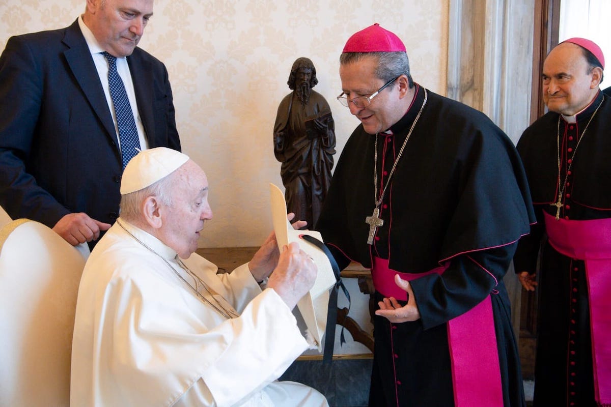 El Papa Francisco observa un sombrero que le regaló el obispo mexicano Joel Ocampo.