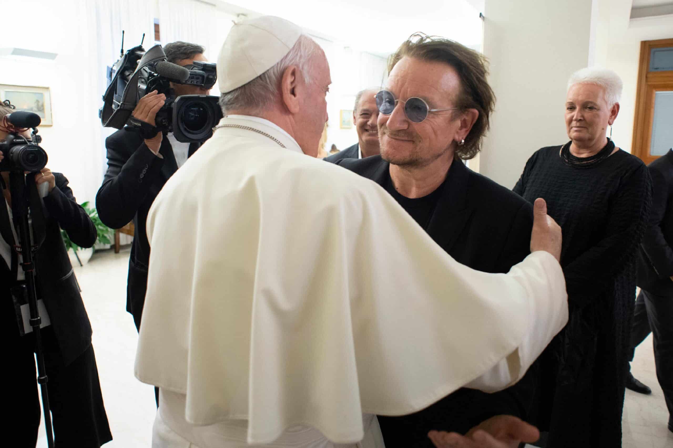 Paul David Hewson, más conocido por su nombre artístico ‘Bono’, habló con el Papa Francisco sobre temas de interés en la actualidad.