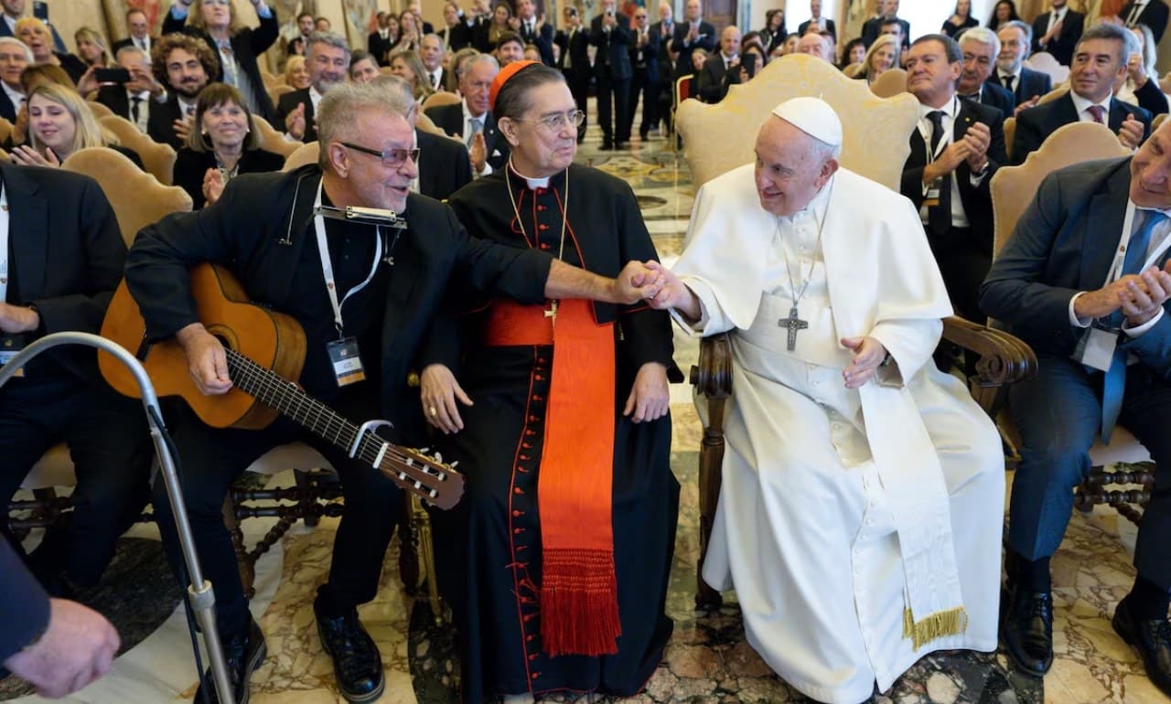 En 2023, León Gieco interpretó una canción para el Papa Francisco.