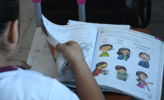 Gobierno mexicano distribuye libros de texto pese a que el Poder Judicial se lo prohibió