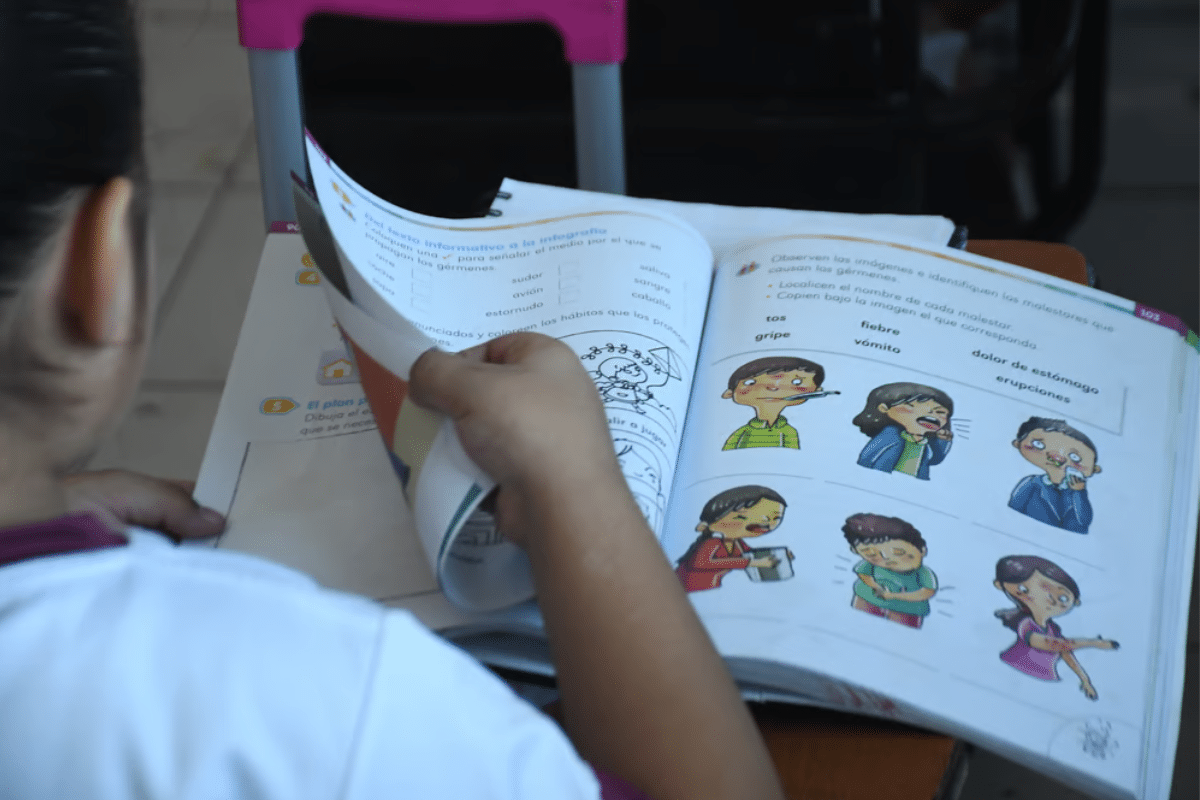 Gobierno mexicano distribuye libros de texto pese a que el Poder Judicial se lo prohibió