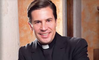 El padre Guillermo Serra hace de las redes sociales parroquias virtuales y toca corazones