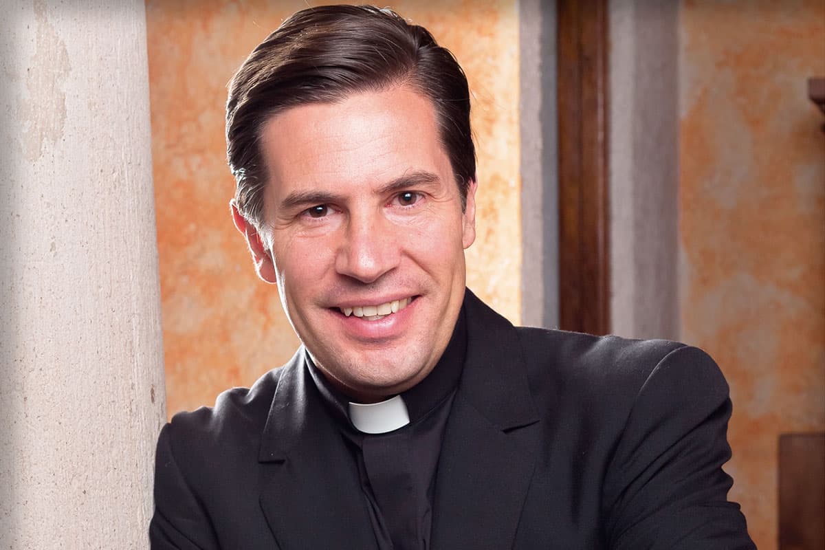 El padre Guillermo Serra hace de las redes sociales parroquias virtuales y toca corazones