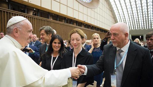 Un encuentro fugaz pero enriquecedor. El cantautor británico Peter Gabriel se encontró con el Papa Francisco en la Santa Sede, en donde pudo saludarlo y charlar con él.