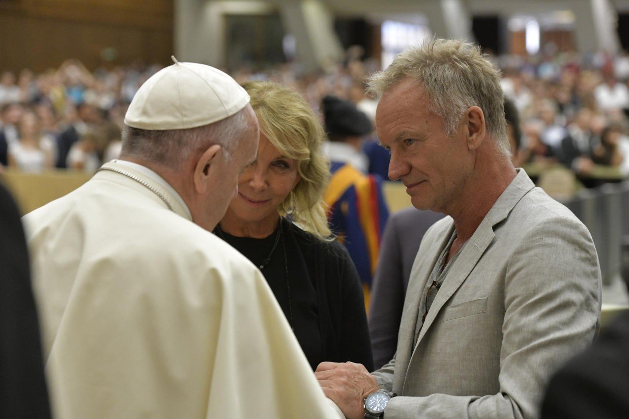 Gordon Matthew Thomas Sumner, conocido artísticamente como Sting, tuvo un encuentro con el Papa Francisco.
