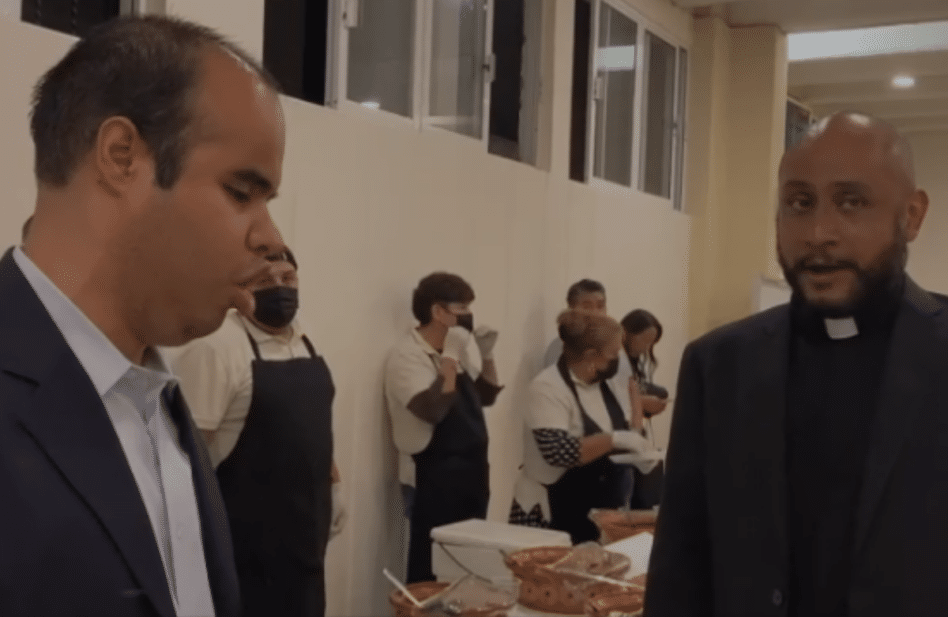 Tenores y soprano coinciden en una Cantamisa e improvisan con el padre esta maravilla de canción