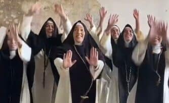 ¿Los sacerdotes y las monjas tienen prohibido bailar?