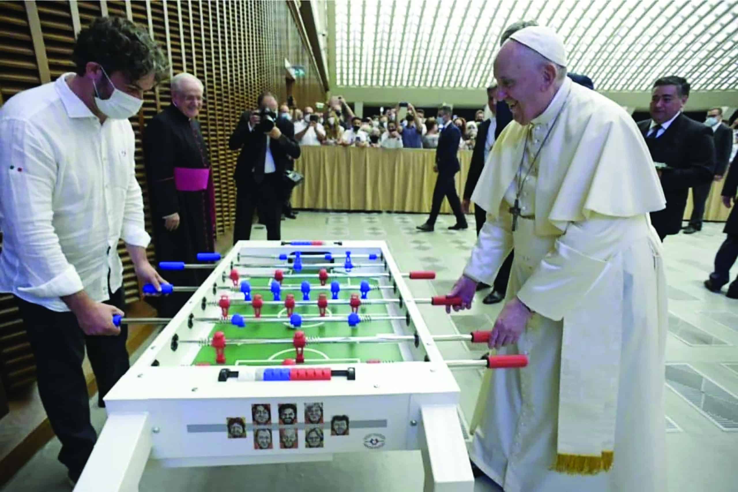 El futbolito que le obsequió una empresa italiana al Santo Padre Francisco.