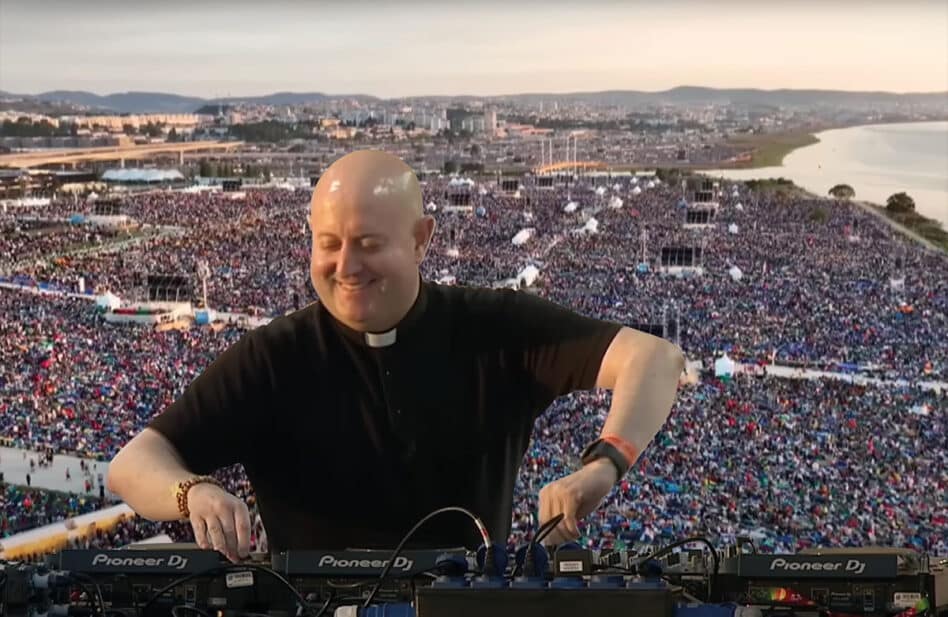 Viral: cura DJ difunde mensaje del Papa Francisco con música tecno y causa furor