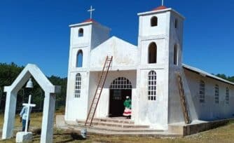 Indígenas reconstruyen con sus propias manos la iglesia destrozada a balazos por criminales