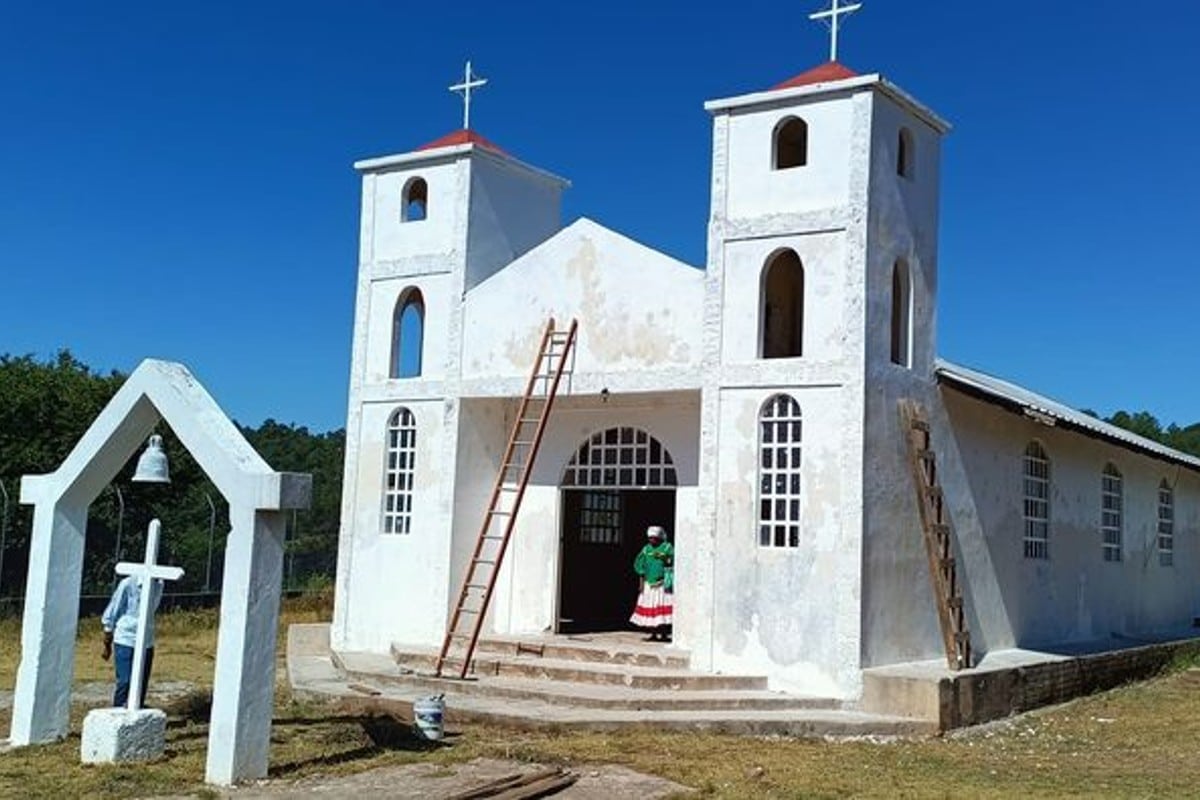 Indígenas reconstruyen con sus propias manos la iglesia destrozada a balazos por criminales