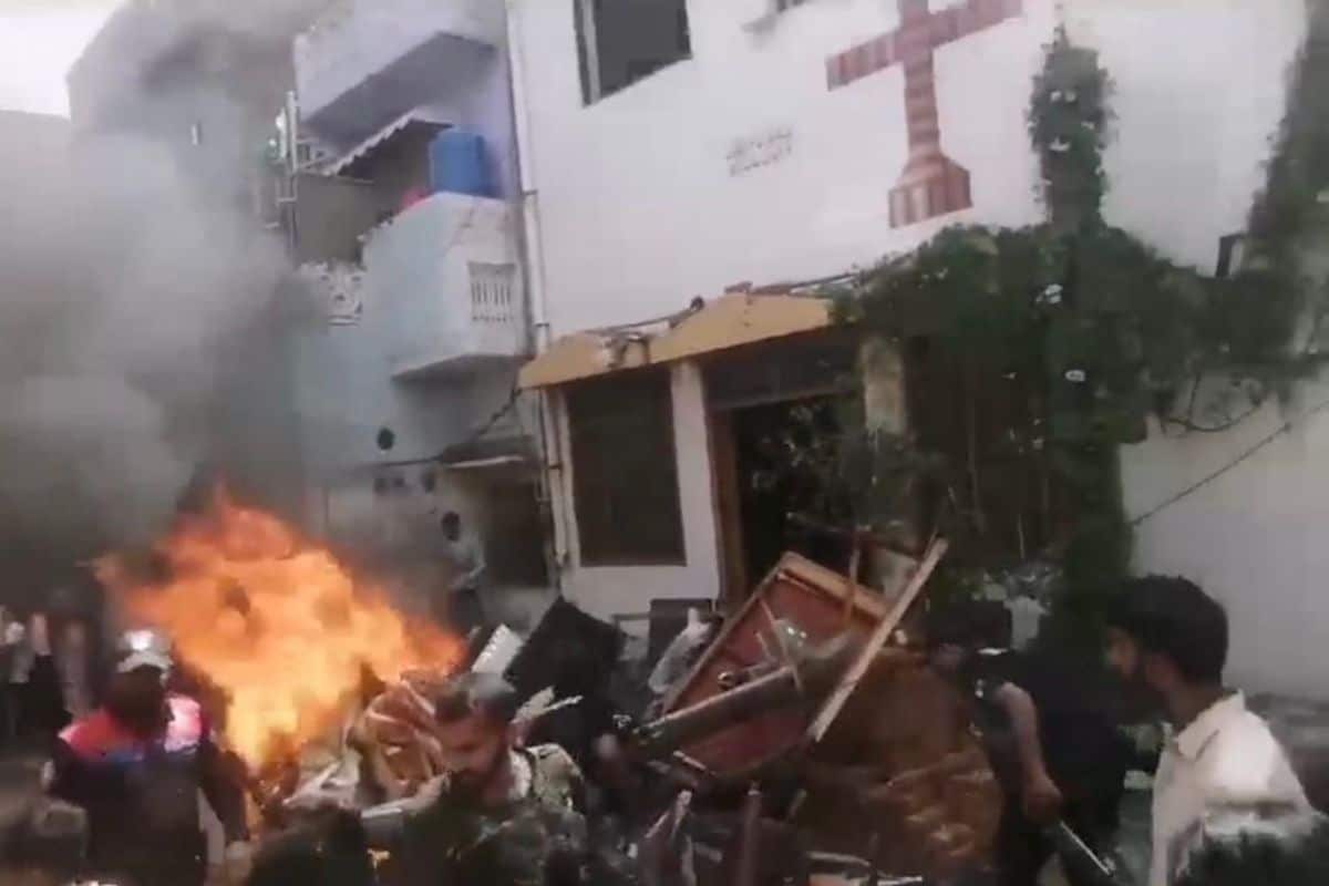 Terror en Pakistán; una turba violenta quemó iglesias y profanó un cementerio