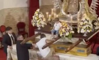 VIDEO: en plena Misa un hombre intenta abandonar a su hijo en el altar