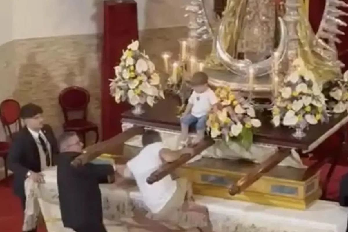 VIDEO: en plena Misa un hombre intenta abandonar a su hijo en el altar