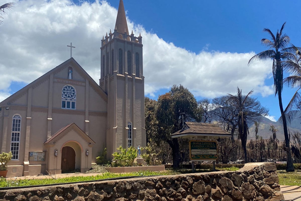 Iglesia queda intacta tras devastador incendio en Maui, Hawái
