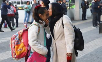 Oración para mamás, papás e hijos en este regreso a clases