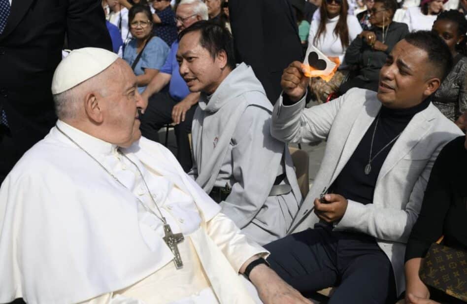 Ilusionista mexicano sorprende al Papa con el truco del "corazón negro"