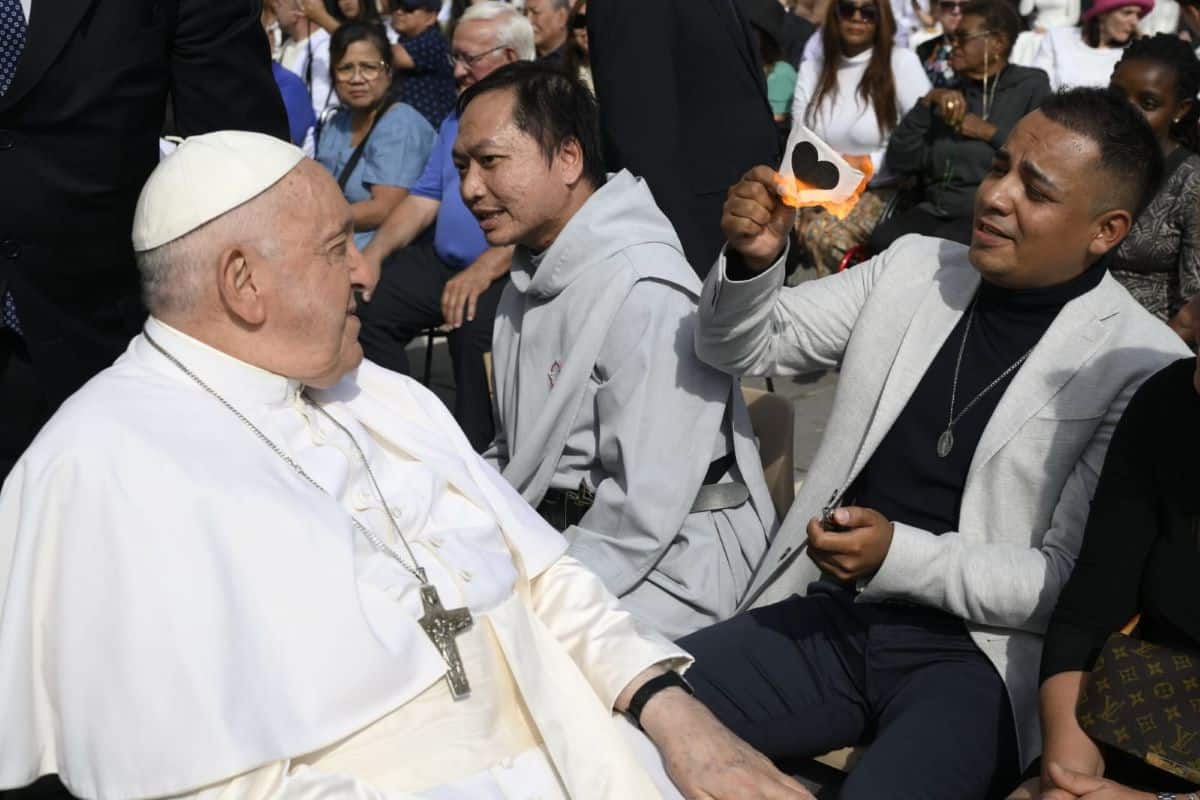 Ilusionista mexicano sorprende al Papa con el truco del "corazón negro"