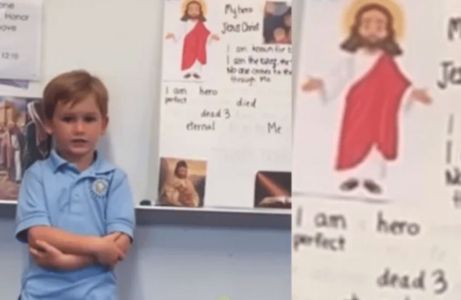 Niño elige a Jesús como su superhéroe favorito y sorprende a toda la clase